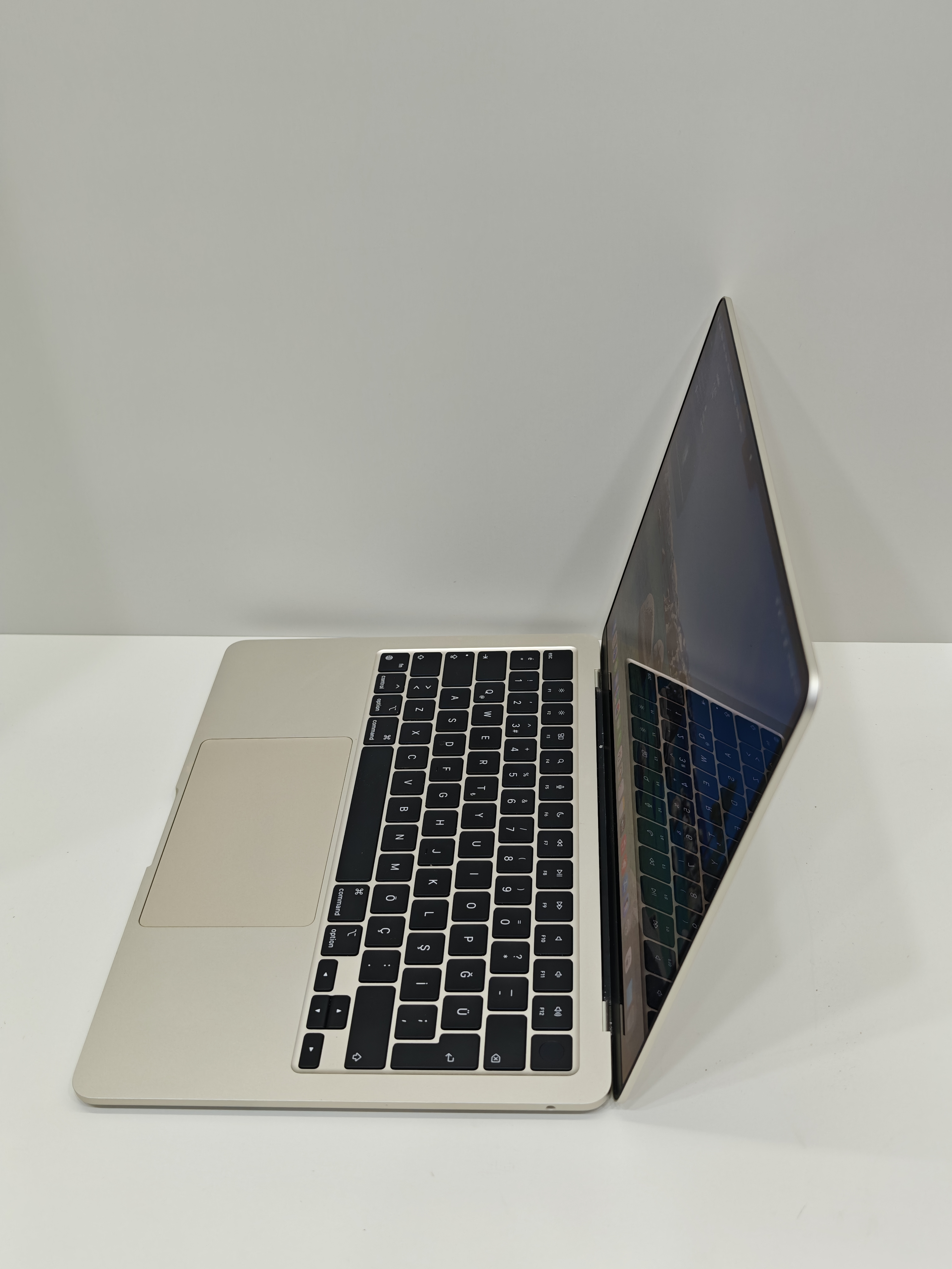 Apple Apple MacBook Air M2 13.6 inç 16 GB RAM 256 GB SSD Starlight - Görsel 2