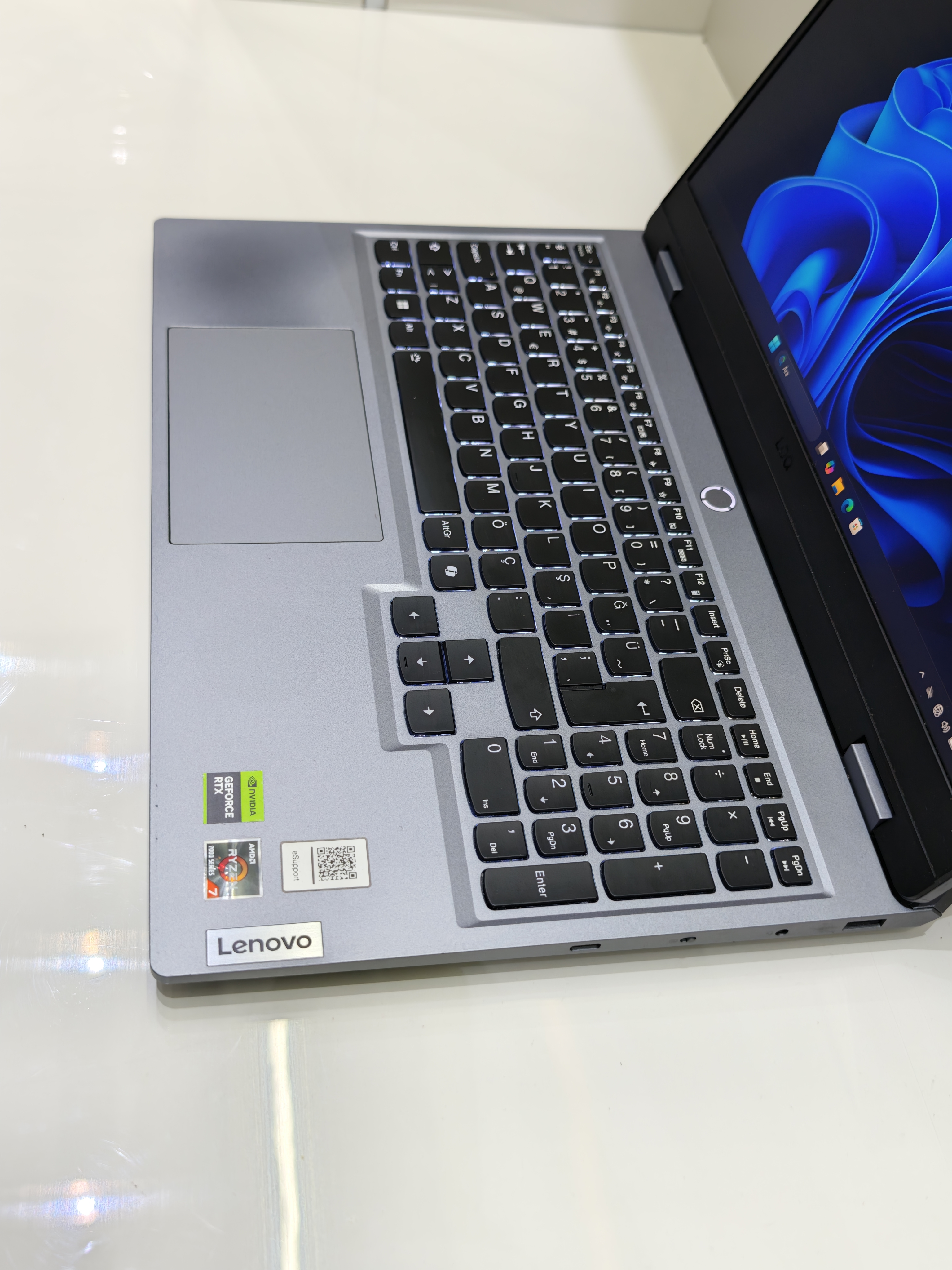 Lenovo Lenovo LOQ Ryzen 7 7435HS RTX 4050 6 GB 24 GB RAM 512 GB SSD - Görsel 2