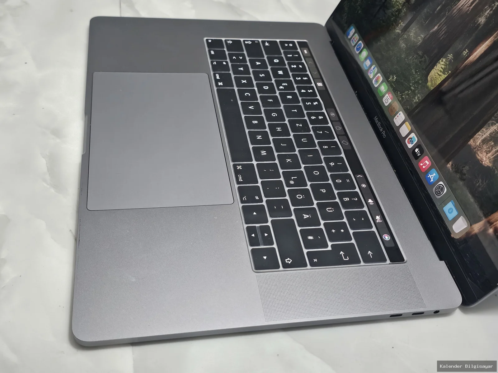 Apple MacBook Pro i9 32 GB RAM 2 TB SSD 15 inç Yd Klavye - Görsel 2