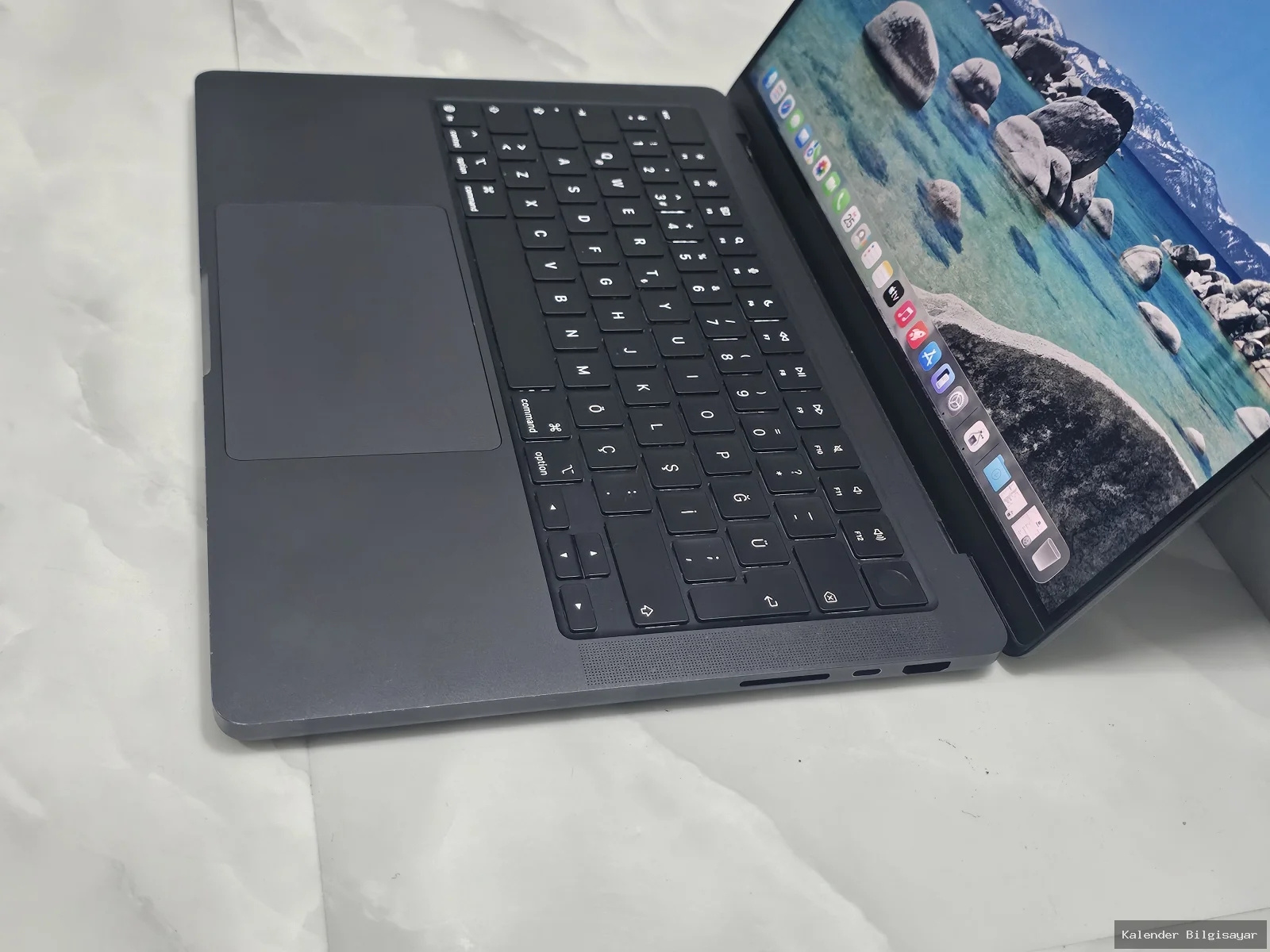 Apple MacBook Pro M5 16 GB RAM 512 GB SSD 14 inç - Görsel 2
