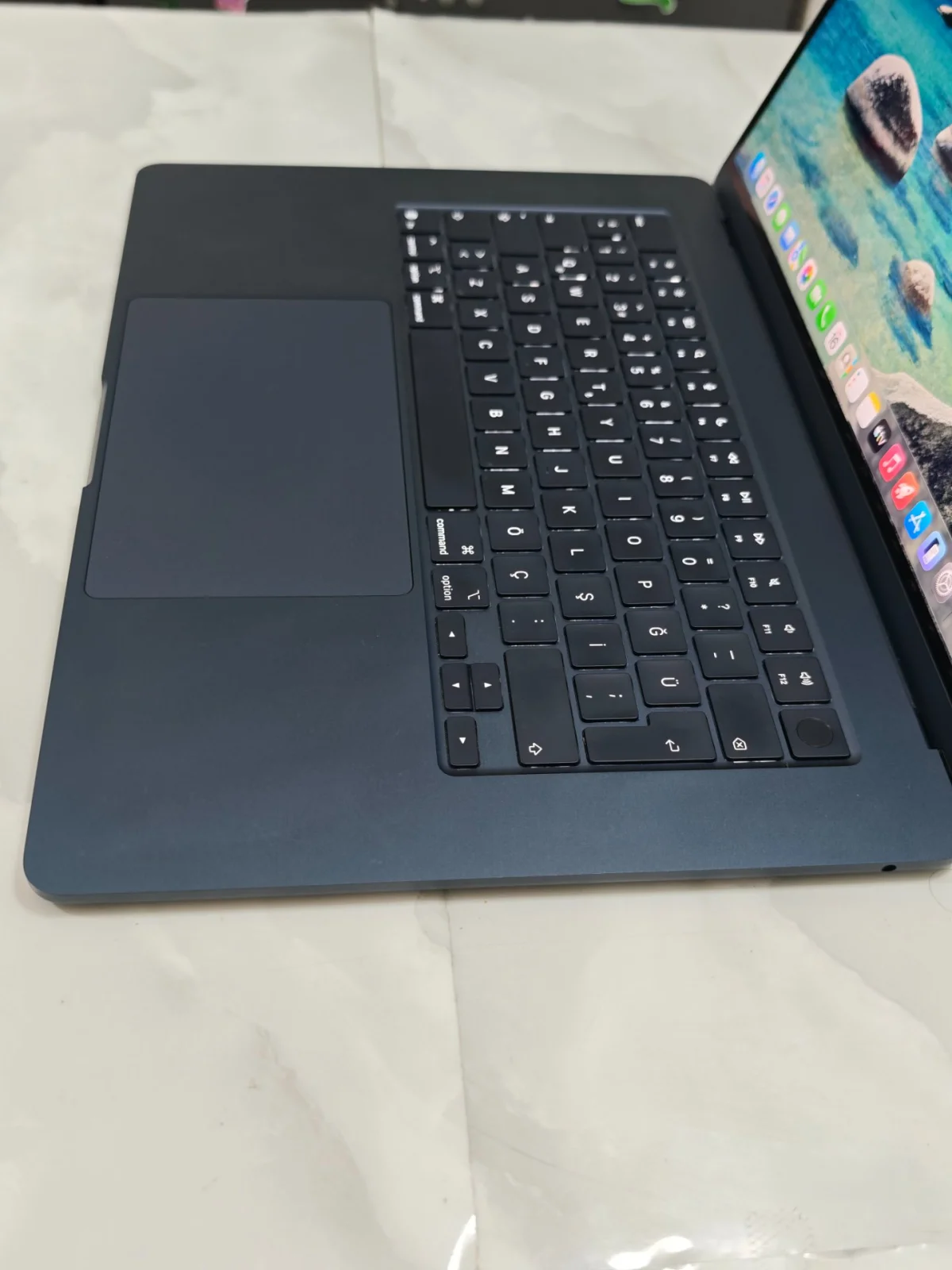 Apple MacBook Air M4 24 GB RAM 512 GB SSD 15 inç - Görsel 2