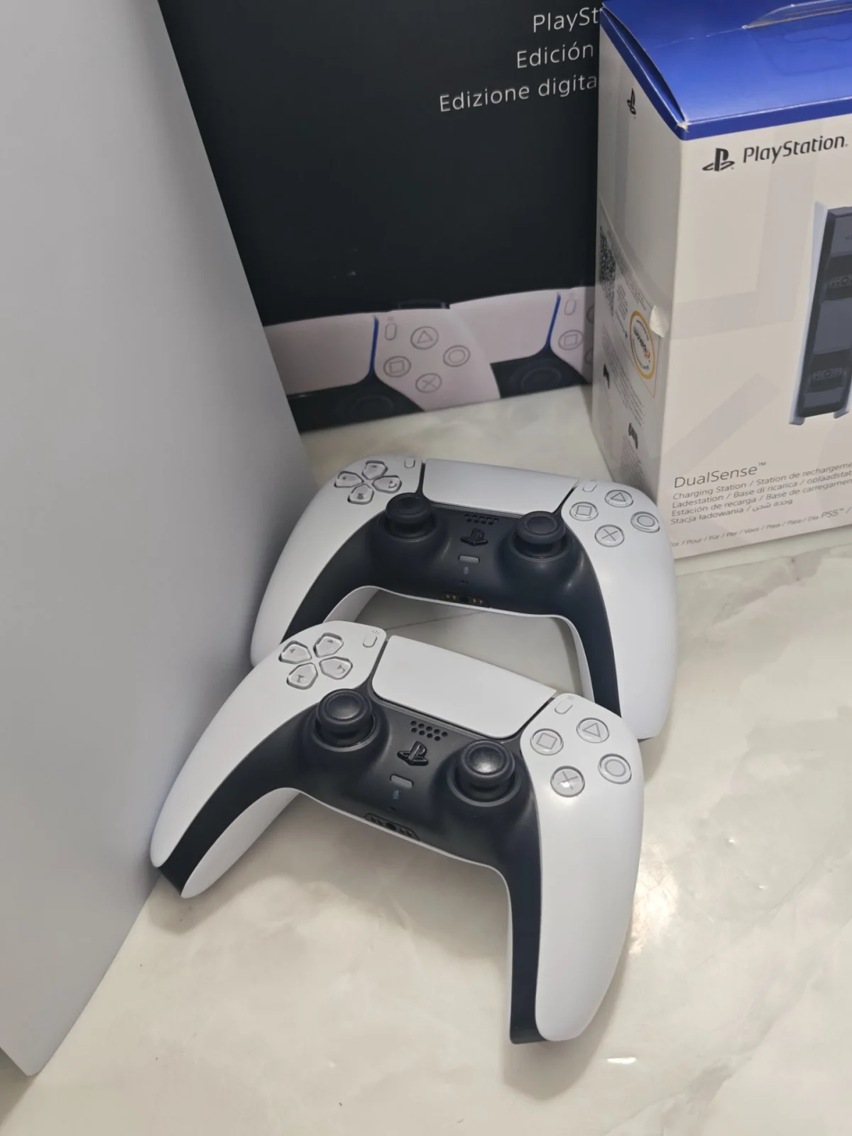 Sony Sony PlayStation 5 Digital Edition CFI-1216B 825 GB + 2 DualSense - Görsel 2