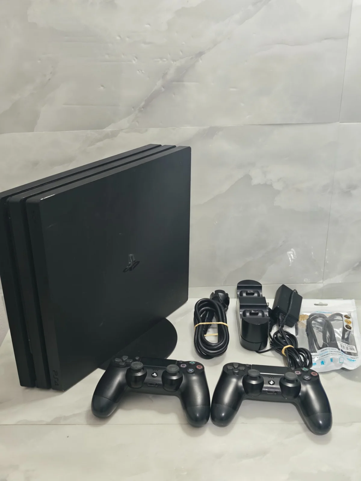 Sony Sony PlayStation 4 Pro 1 TB + 2 Adet DualShock 4 + Şarj İstasyonu