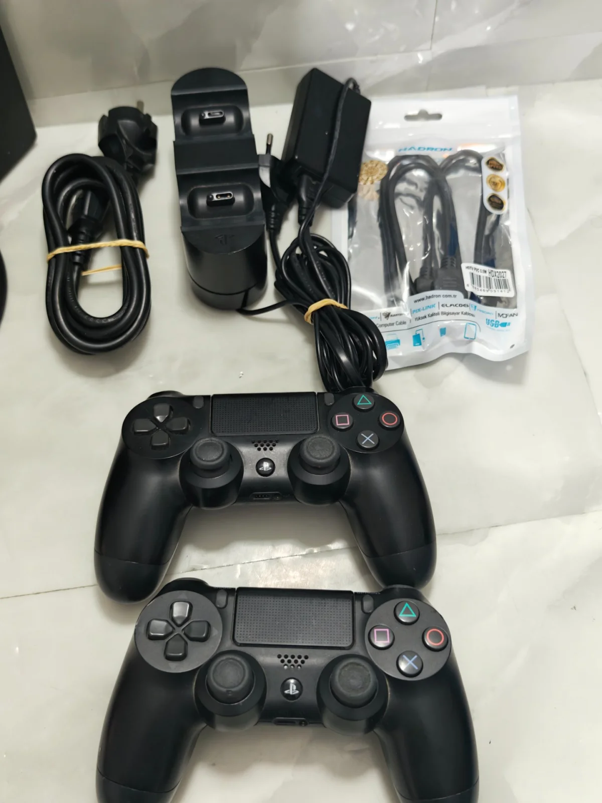 Sony Sony PlayStation 4 Pro 1 TB + 2 Adet DualShock 4 + Şarj İstasyonu - Görsel 2